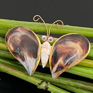Vintage Gold-tone Butterfly Shell Brooch 8g. Made in Taiwan
